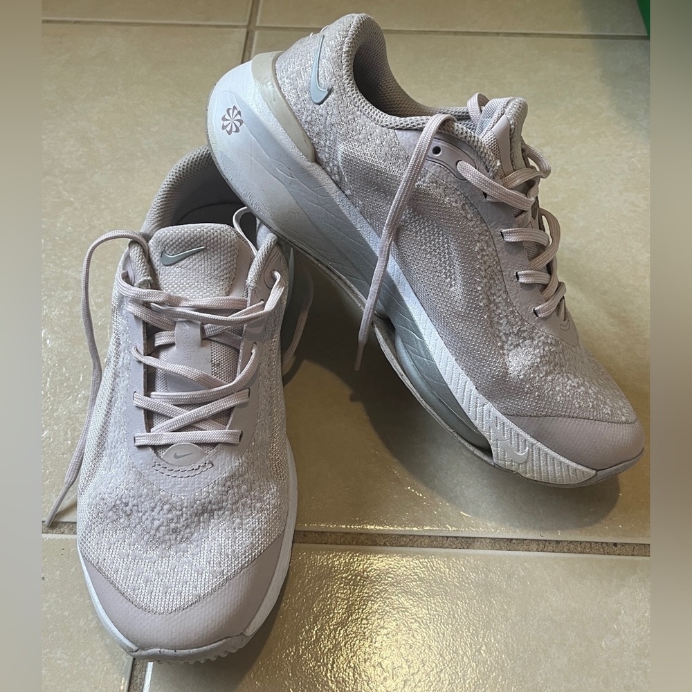 Nike Versair Women’s Sz 7 Platinum Violet W - DZ3547-004 Sneakers Shoes Gym - Picture 2 of 13